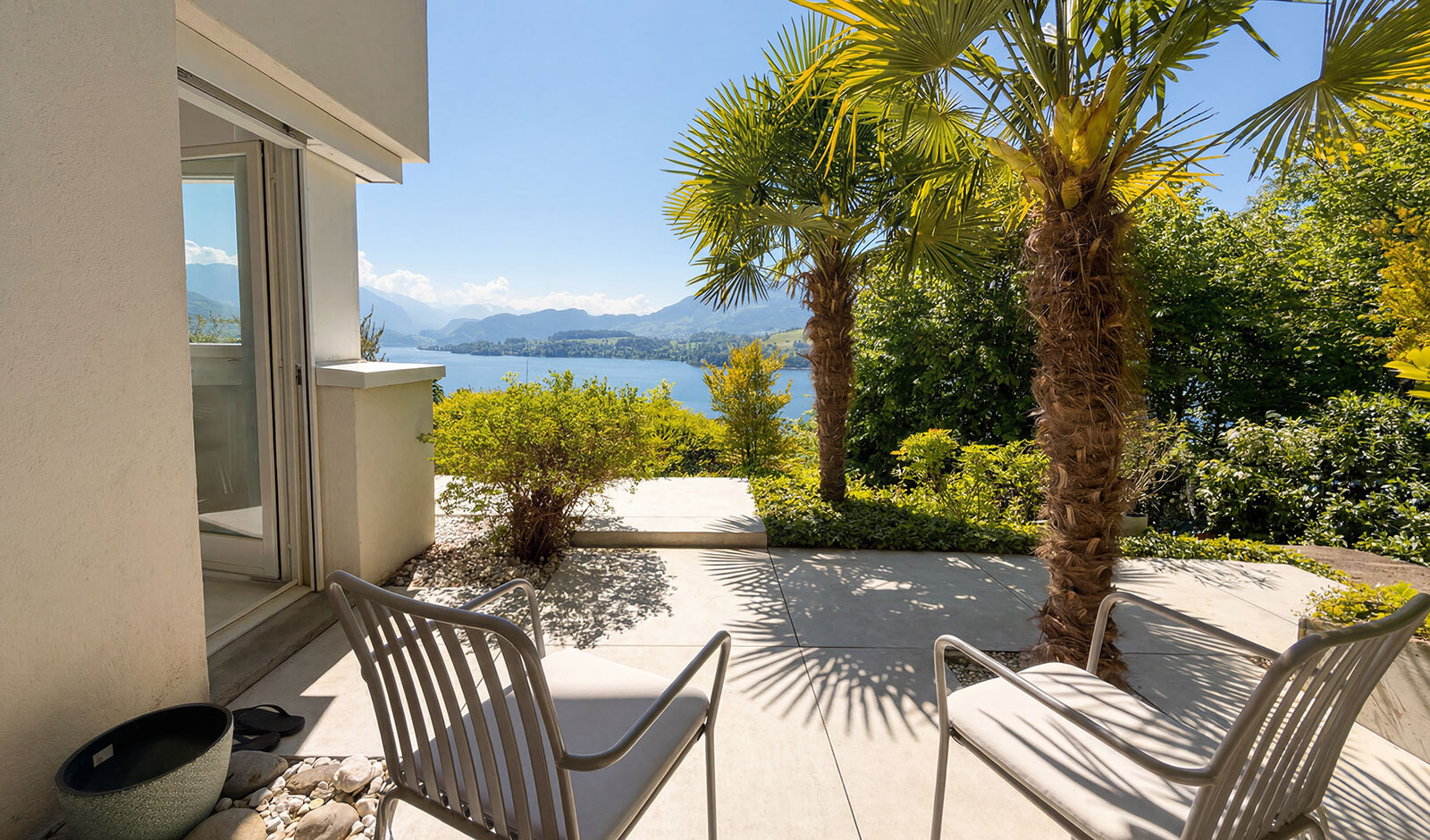Seeblick-Terrasse mit Palmen