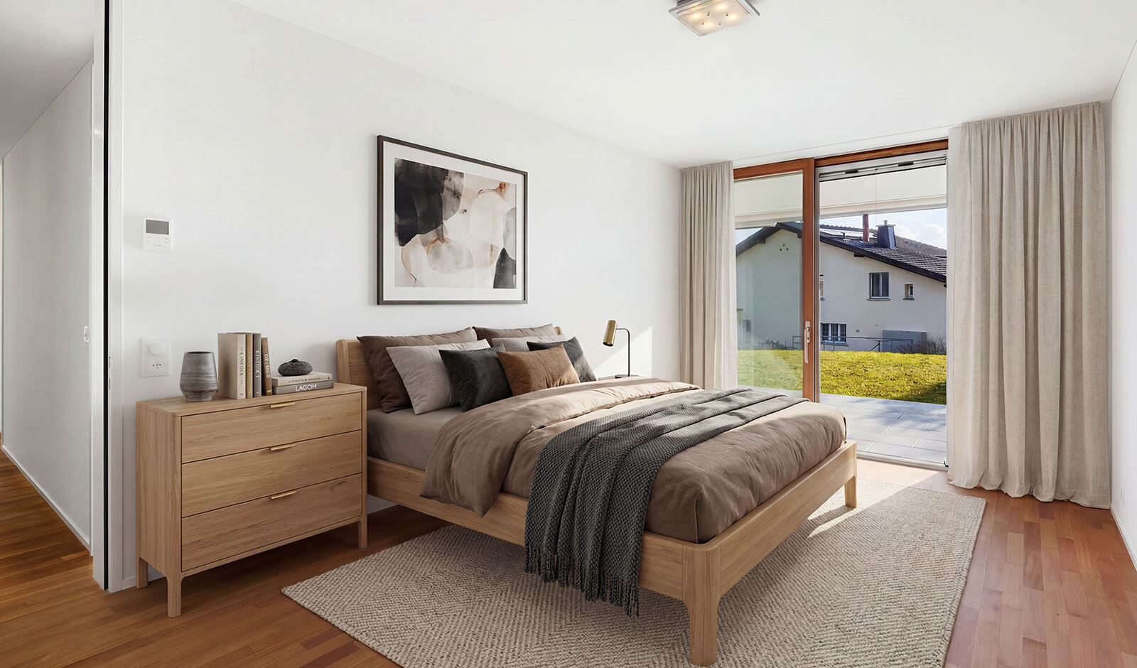 Helles Schlafzimmer mit Holzmöbeln und Balkonzugang