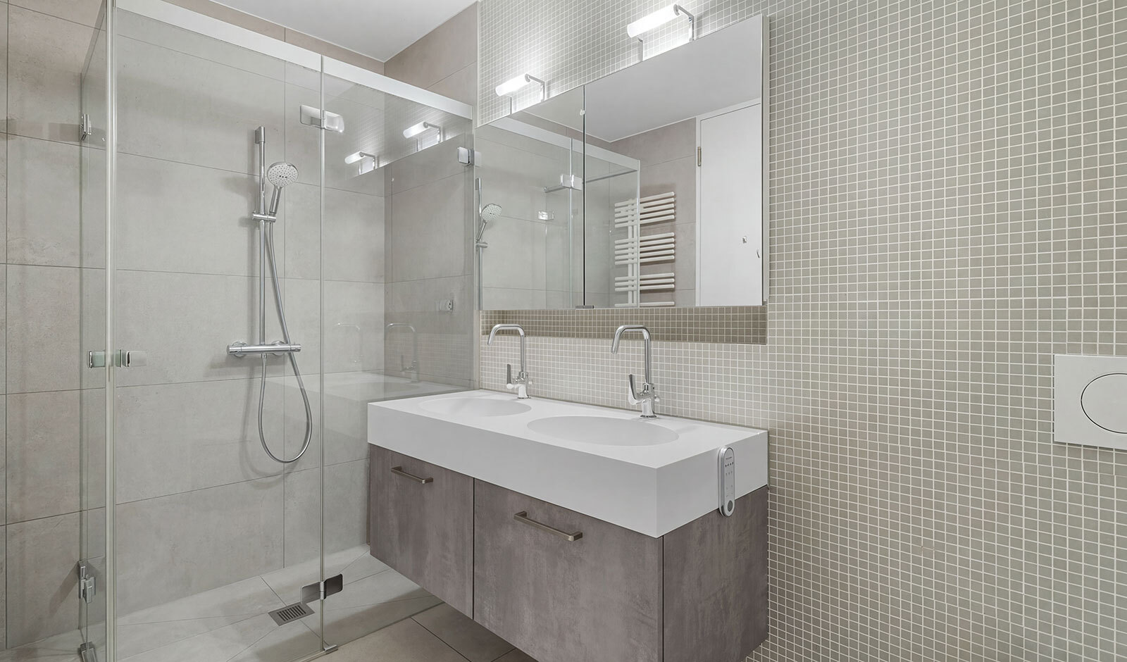Modernes Bad mit bodengleicher Dusche und Doppelwaschtisch