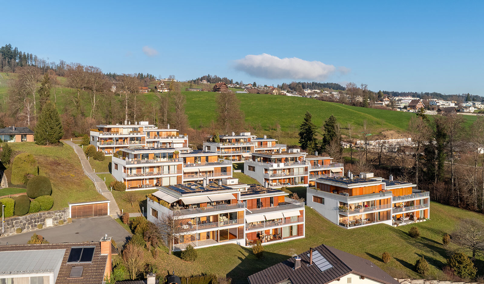 Hügelige Wohnanlage mit Terrassenhäusern