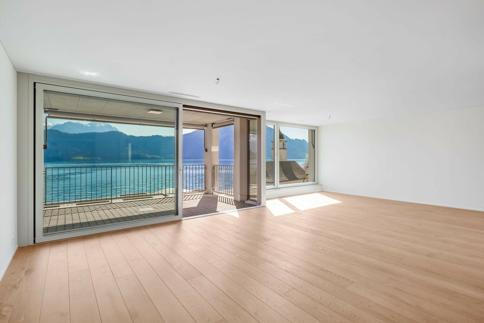 Heller Wohnraum mit Seeblick