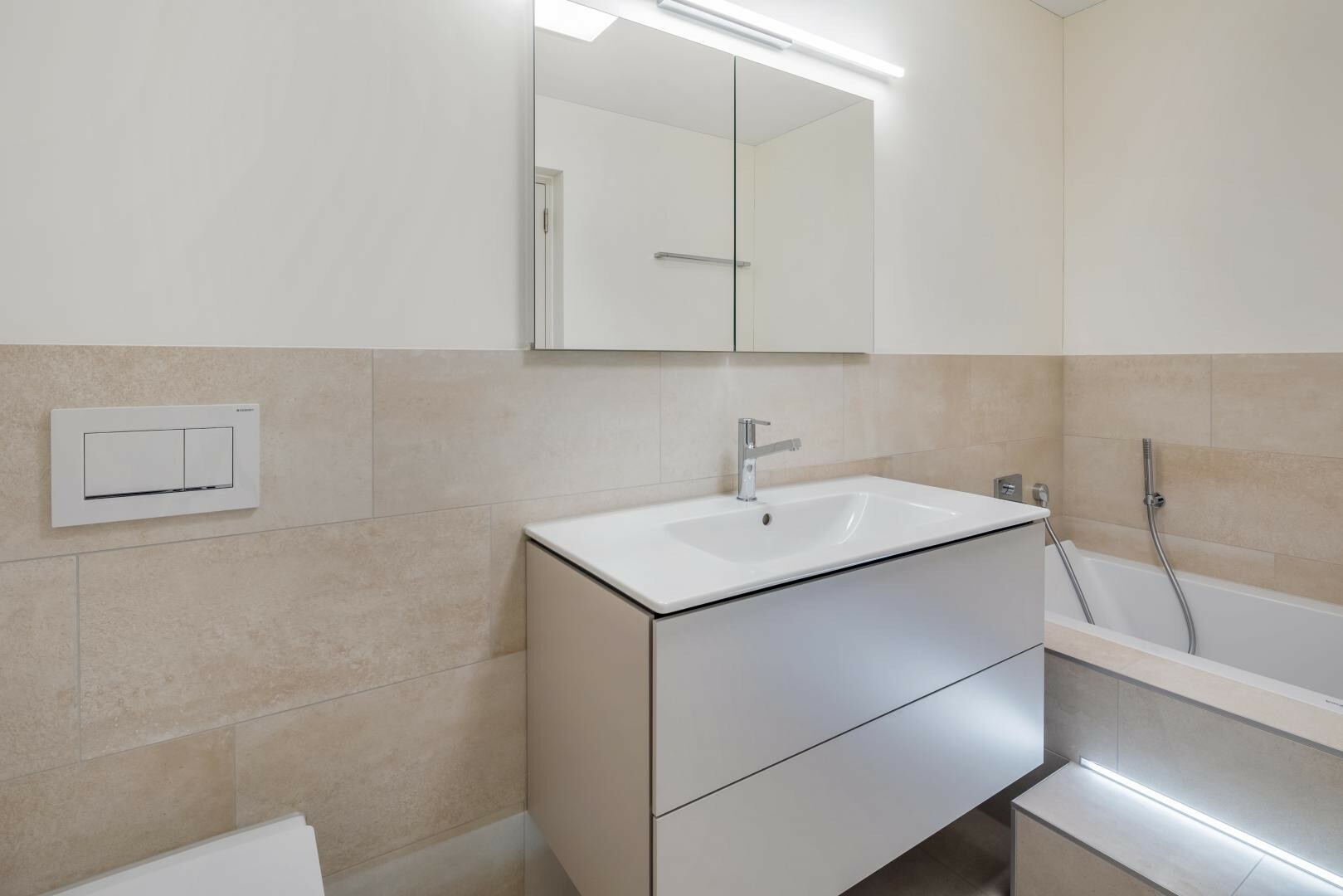 Modernes Badezimmer mit Wanne und Waschtisch