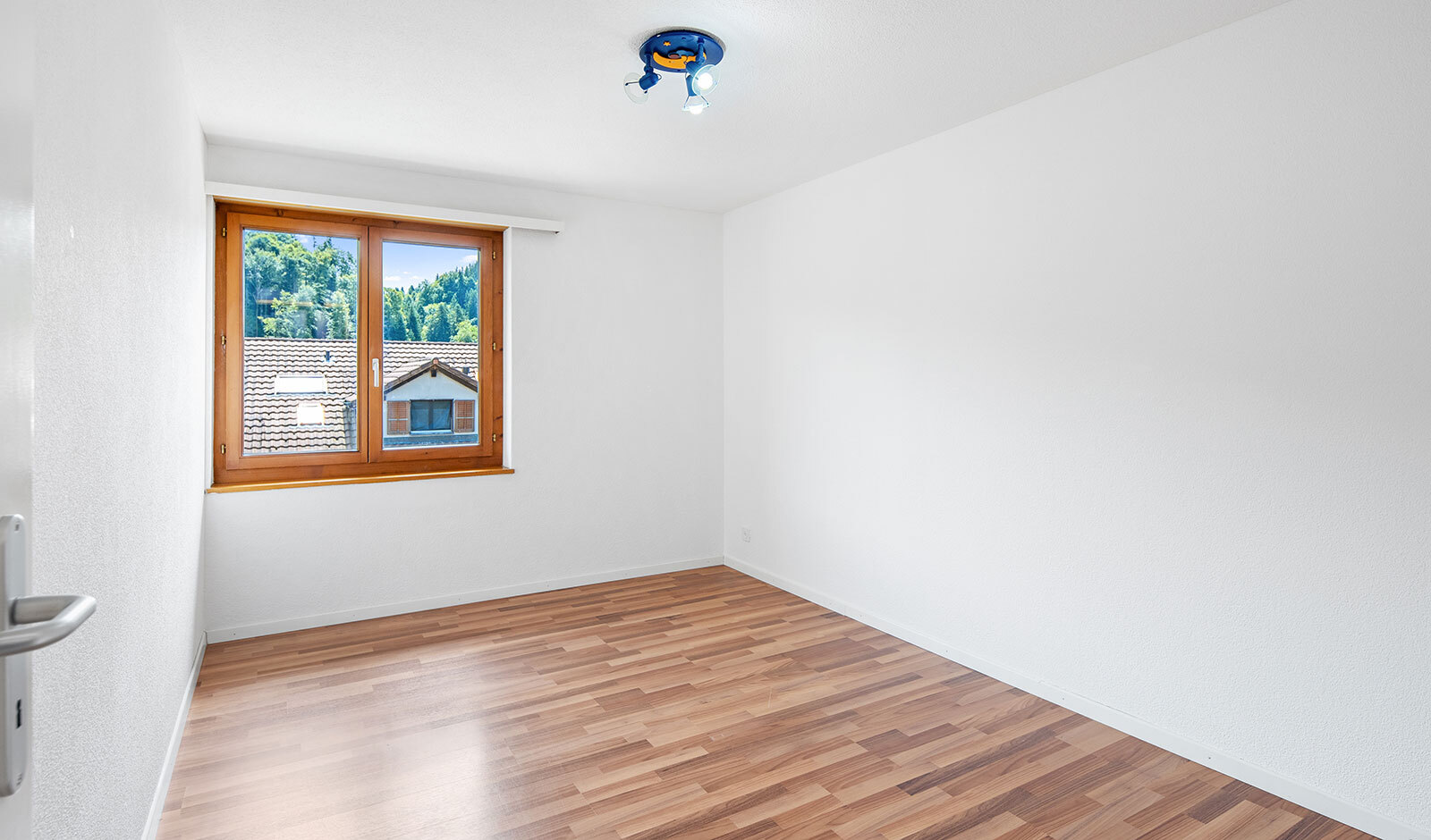Leerer heller Raum mit Holzfenster