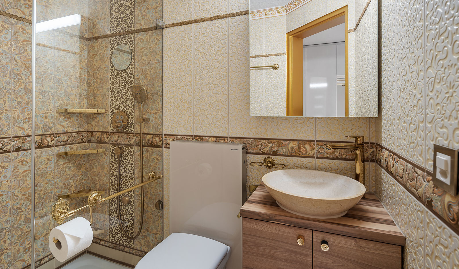 Opulentes Badezimmer mit goldenen Akzenten
