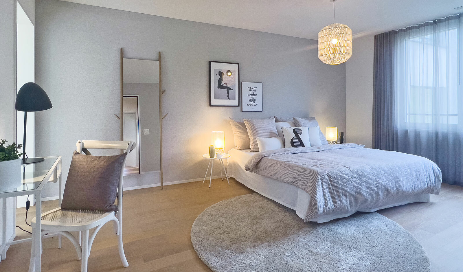 Helles, minimalistisch eingerichtetes Schlafzimmer
