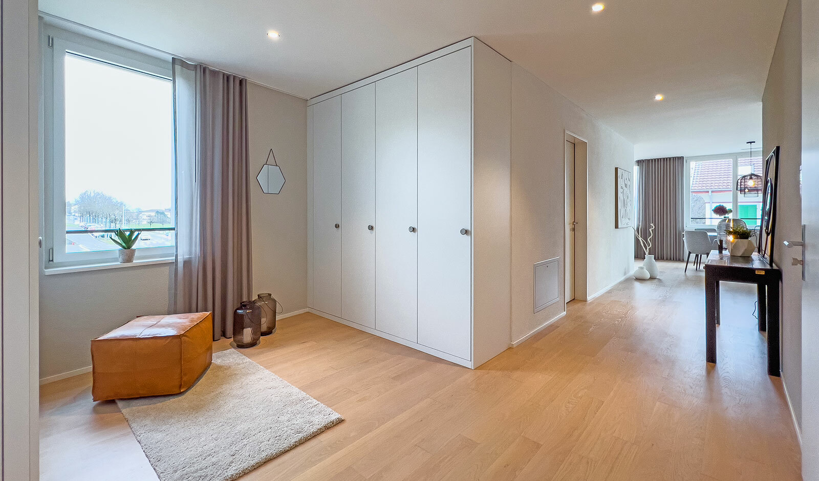 Heller Flur mit Sitzsitznische und Einbauschrank