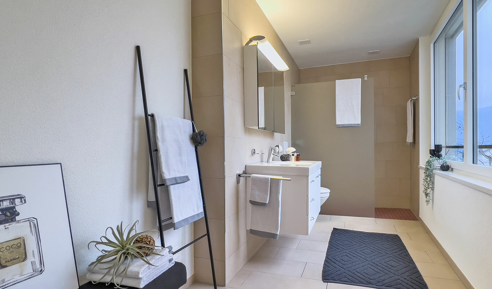Modernes Badezimmer mit Fenster und Wand-WC