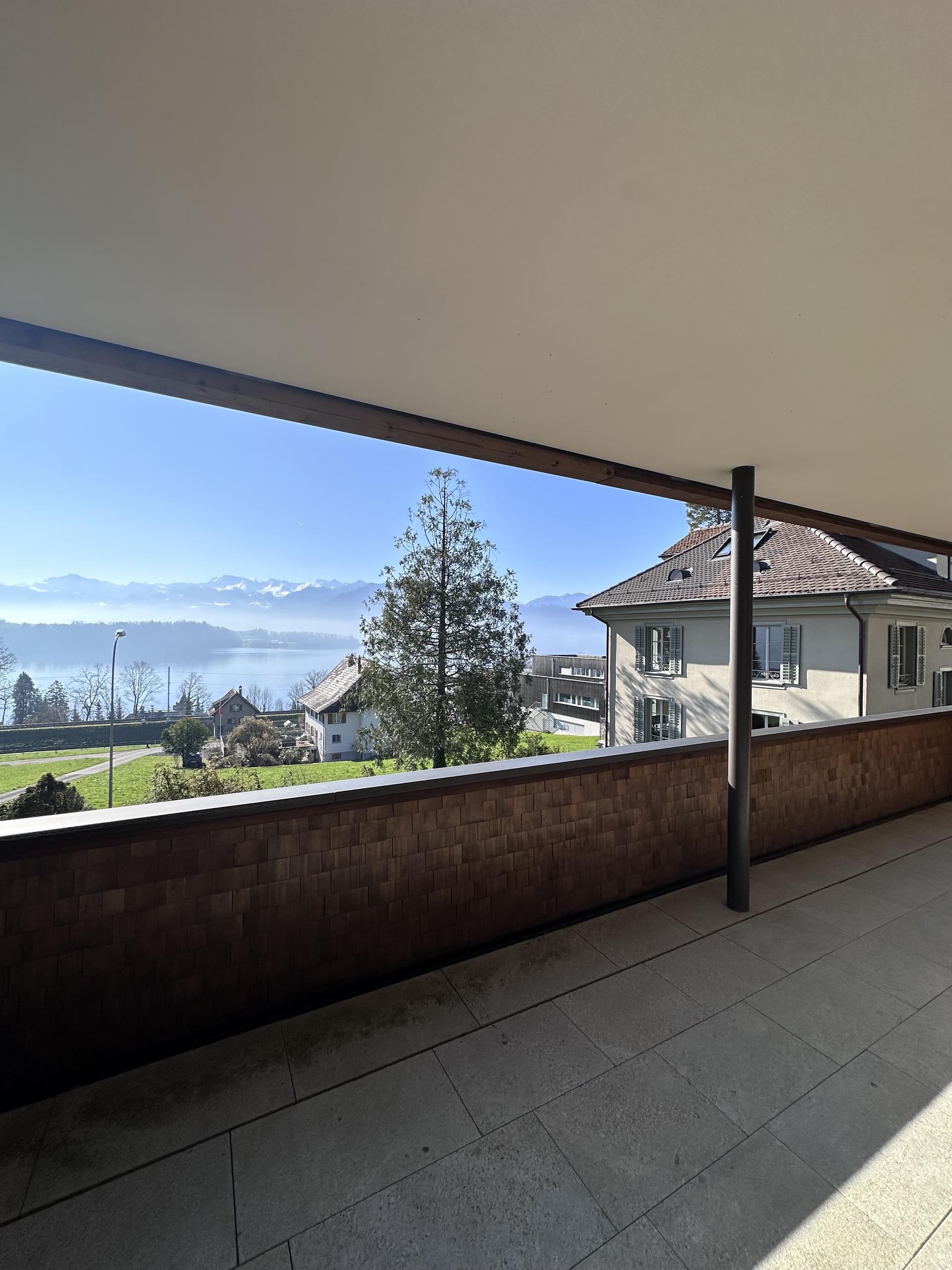 Überdachter Balkon mit Seeblick