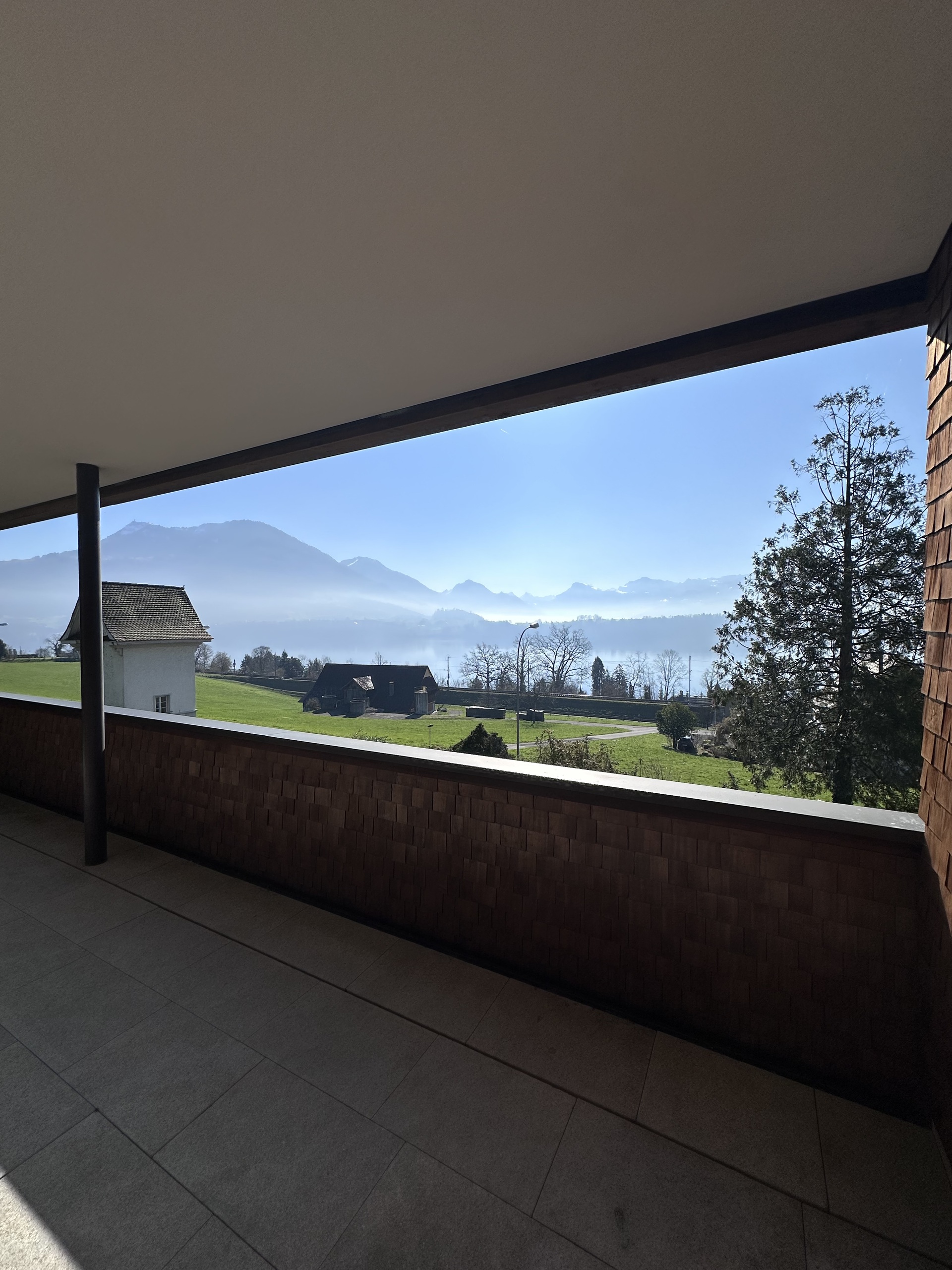 Überdachte Terrasse mit Alpenblick