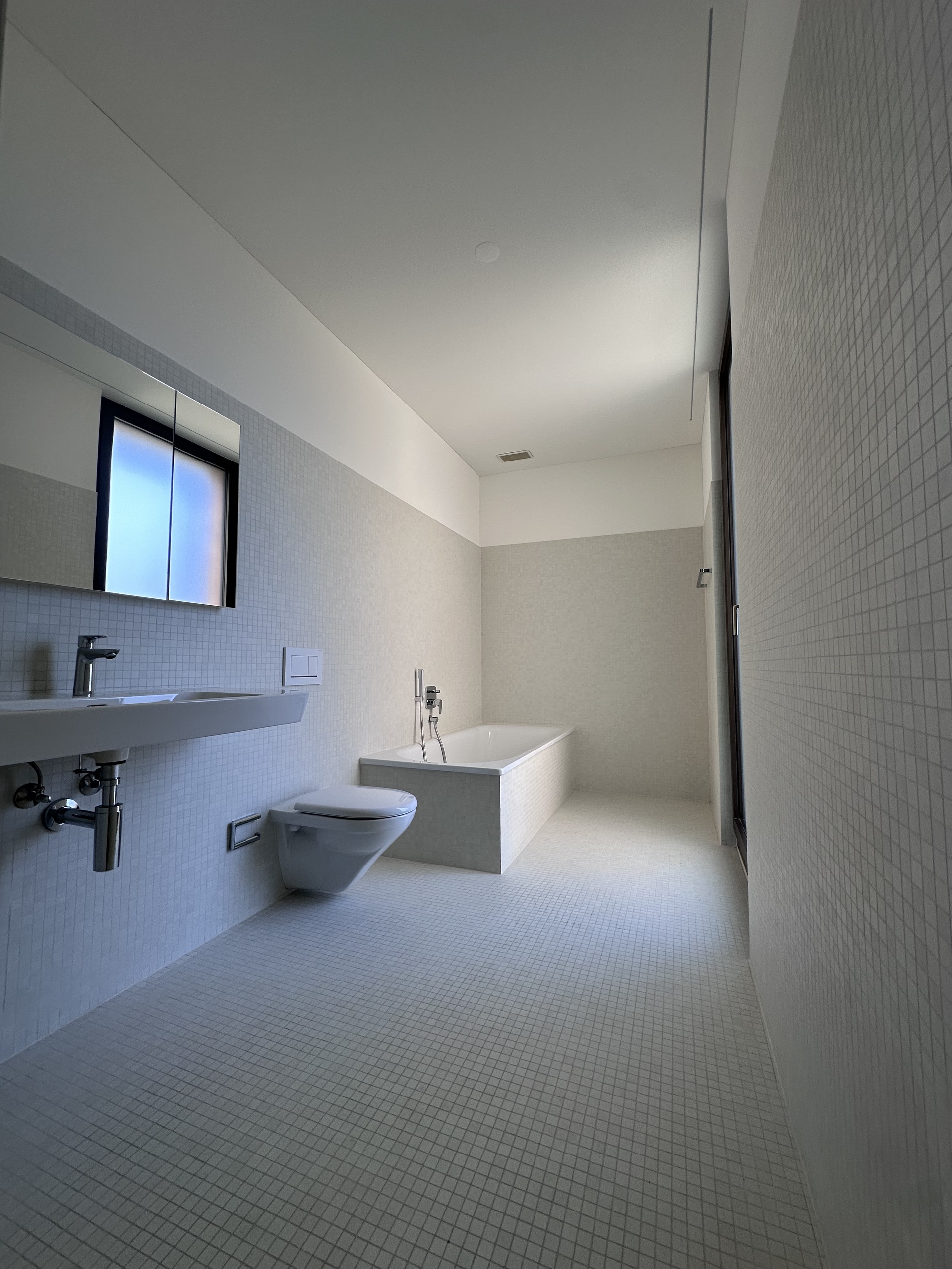 Modernes Badezimmer mit Badewanne und Waschbecken