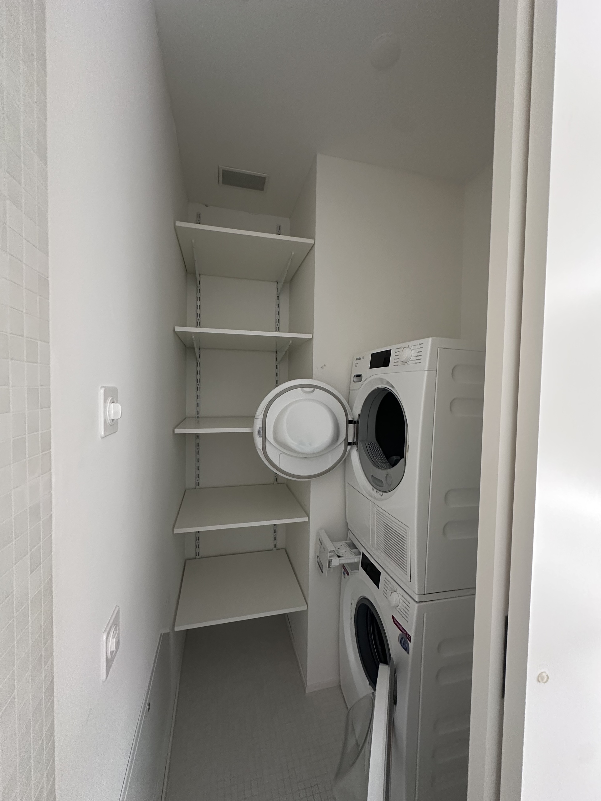 Hauswirtschaftsraum mit Waschmaschine und Trockner