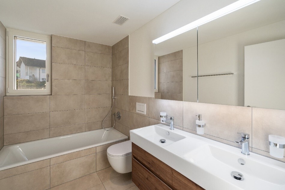Modernes Badezimmer mit Badewanne und Doppelwaschbecken