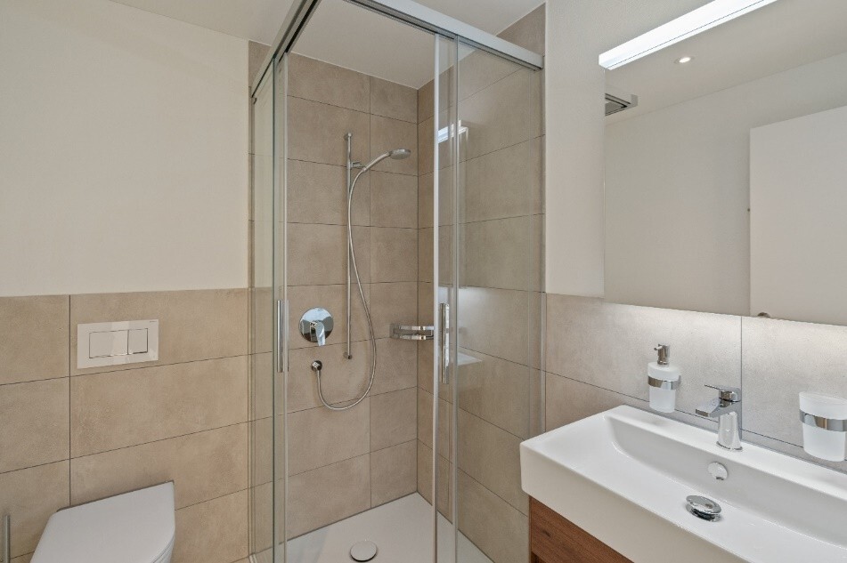 Modernes Badezimmer mit Dusche und Waschtisch
