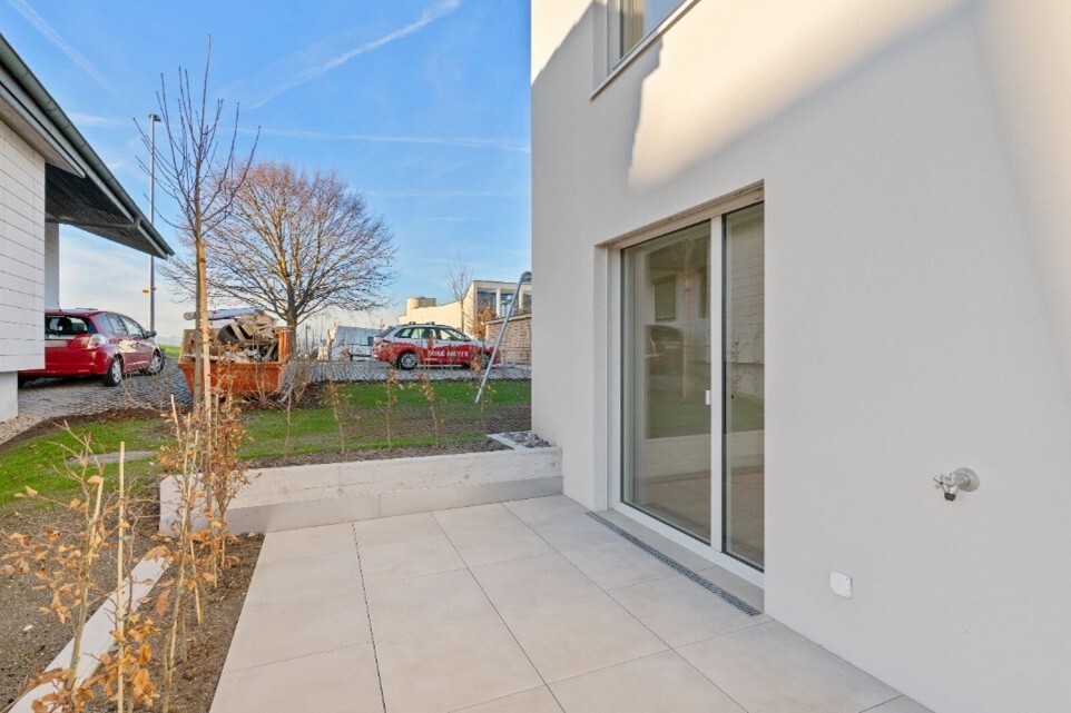 Terrasse neben moderner Fassade
