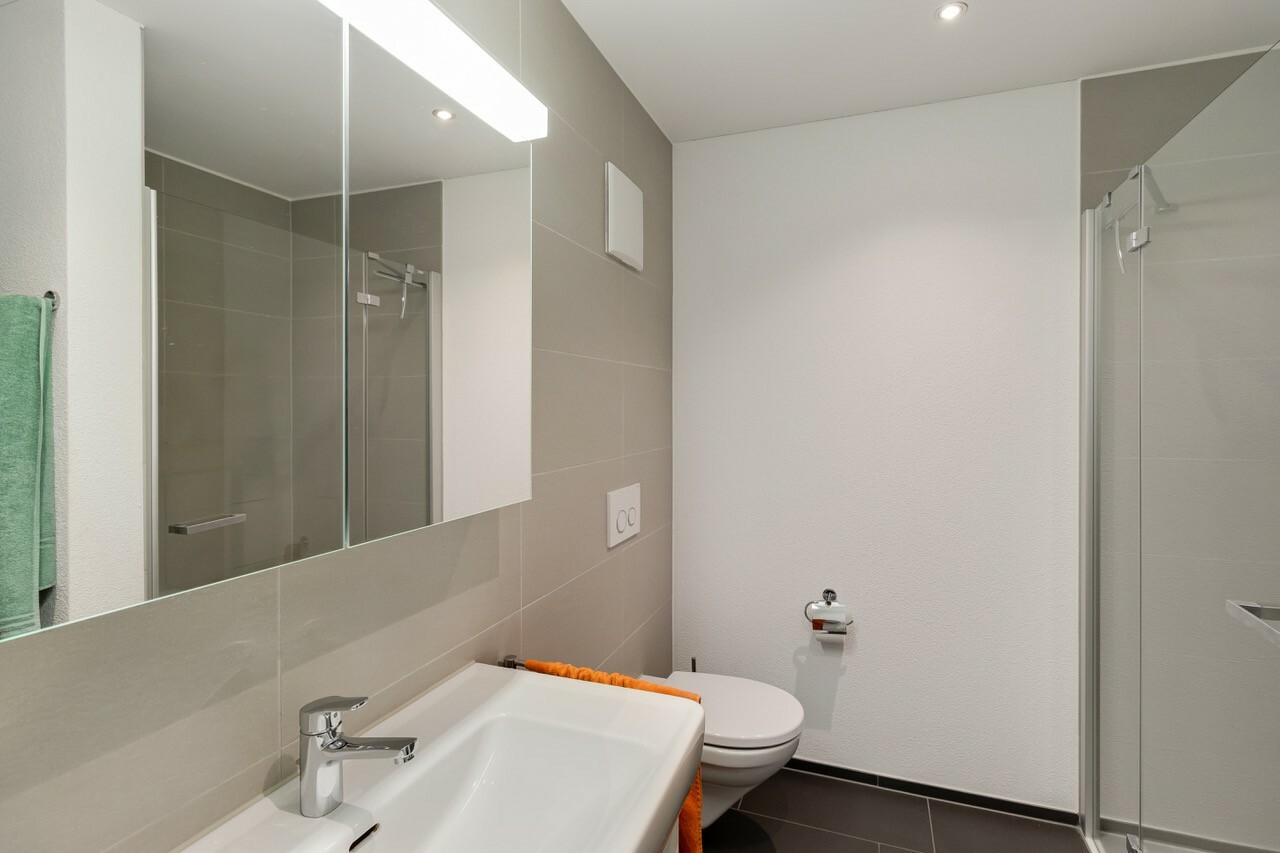 Modernes Badezimmer mit Dusche und Wand-WC
