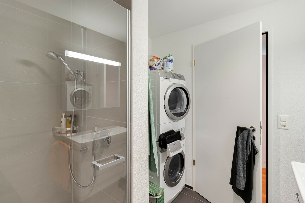Badezimmer mit Duschzone und Waschturm