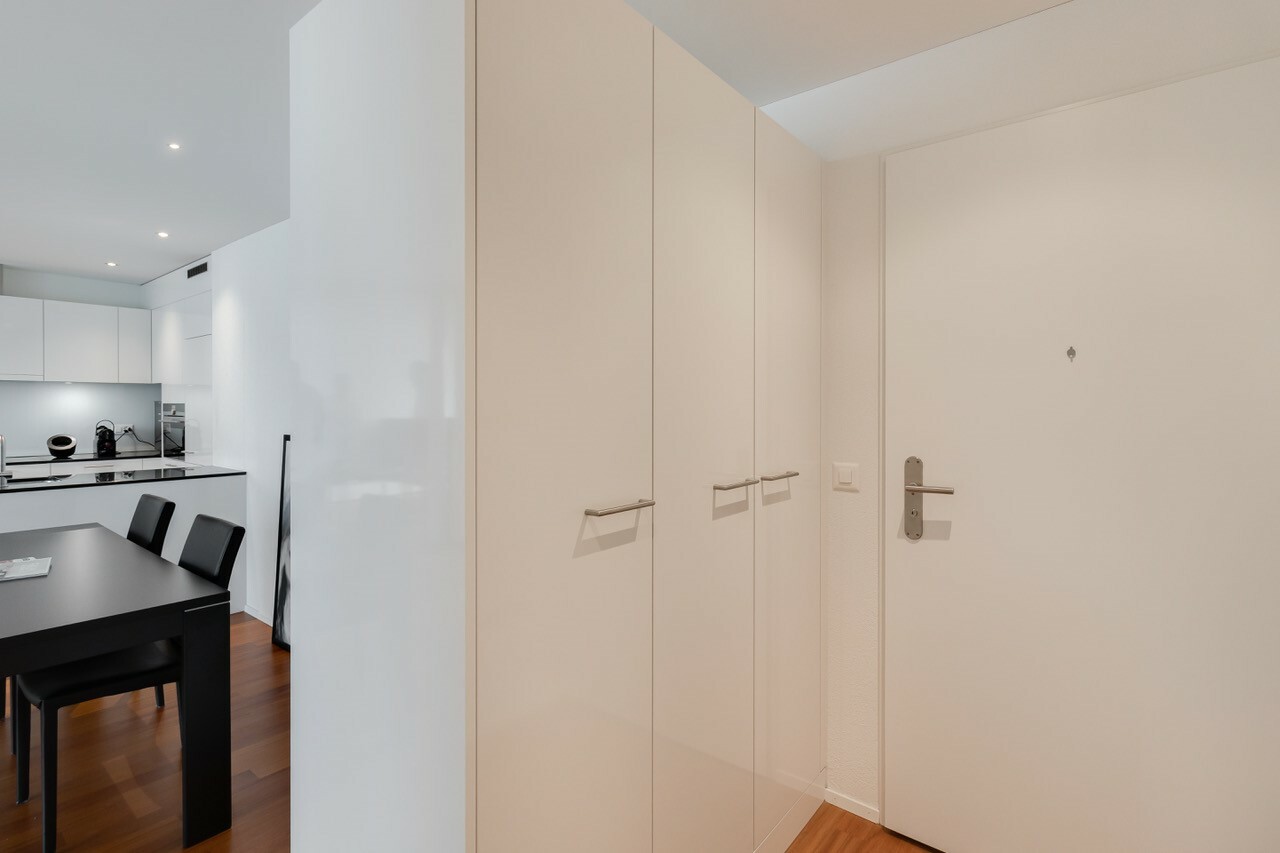 Moderne Eingangssituation mit Blick in den Wohn- und Küchenbereich