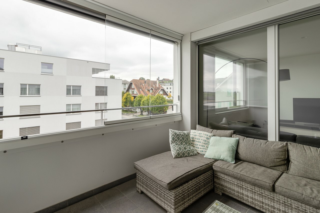Balkon mit Sitzgelegenheit und Ausblick