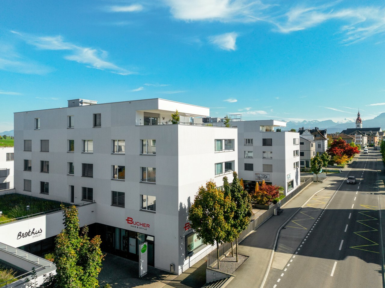 Moderne Wohnanlage an der Straße