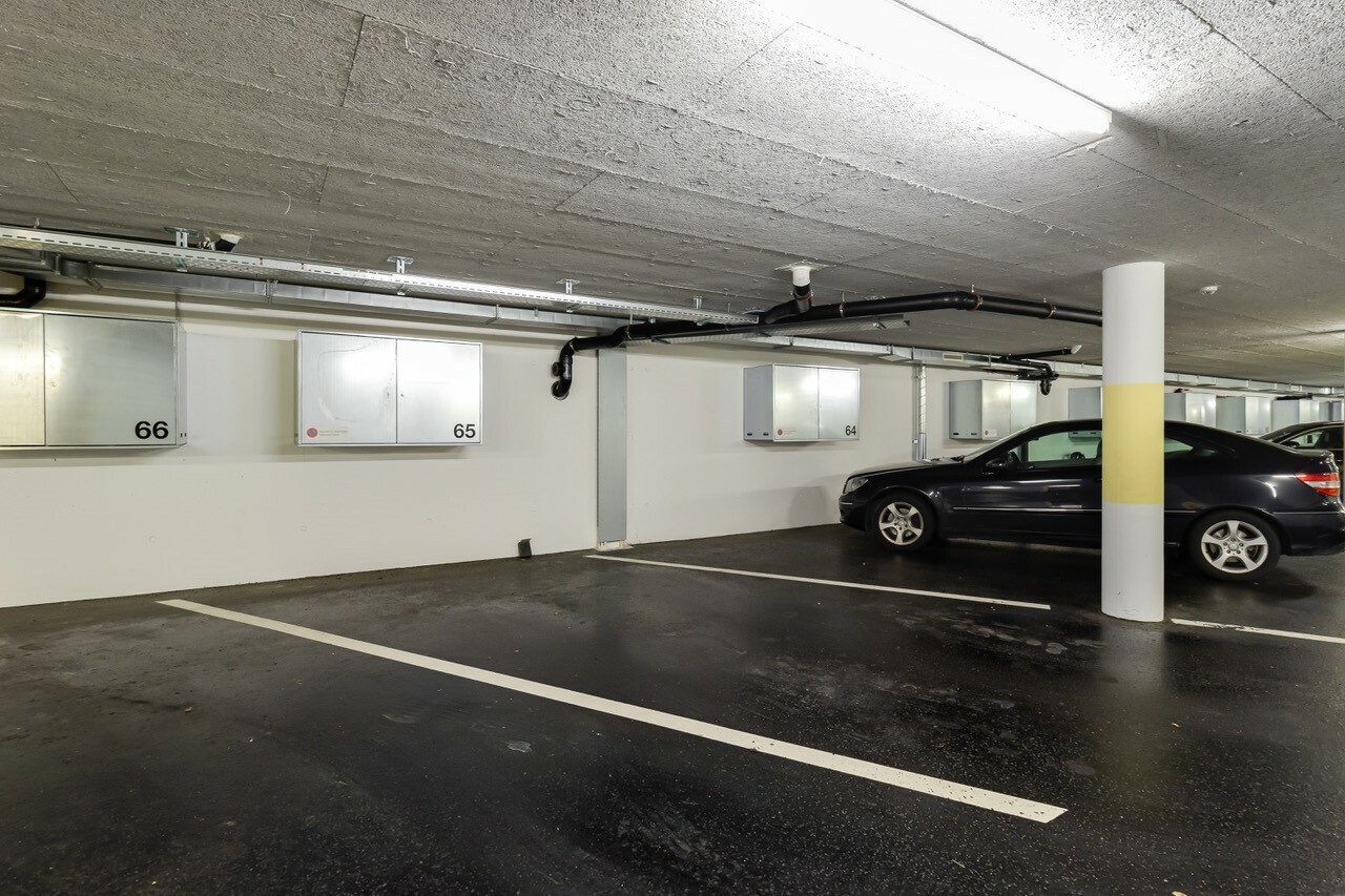 Tiefgarage mit Stellplätzen