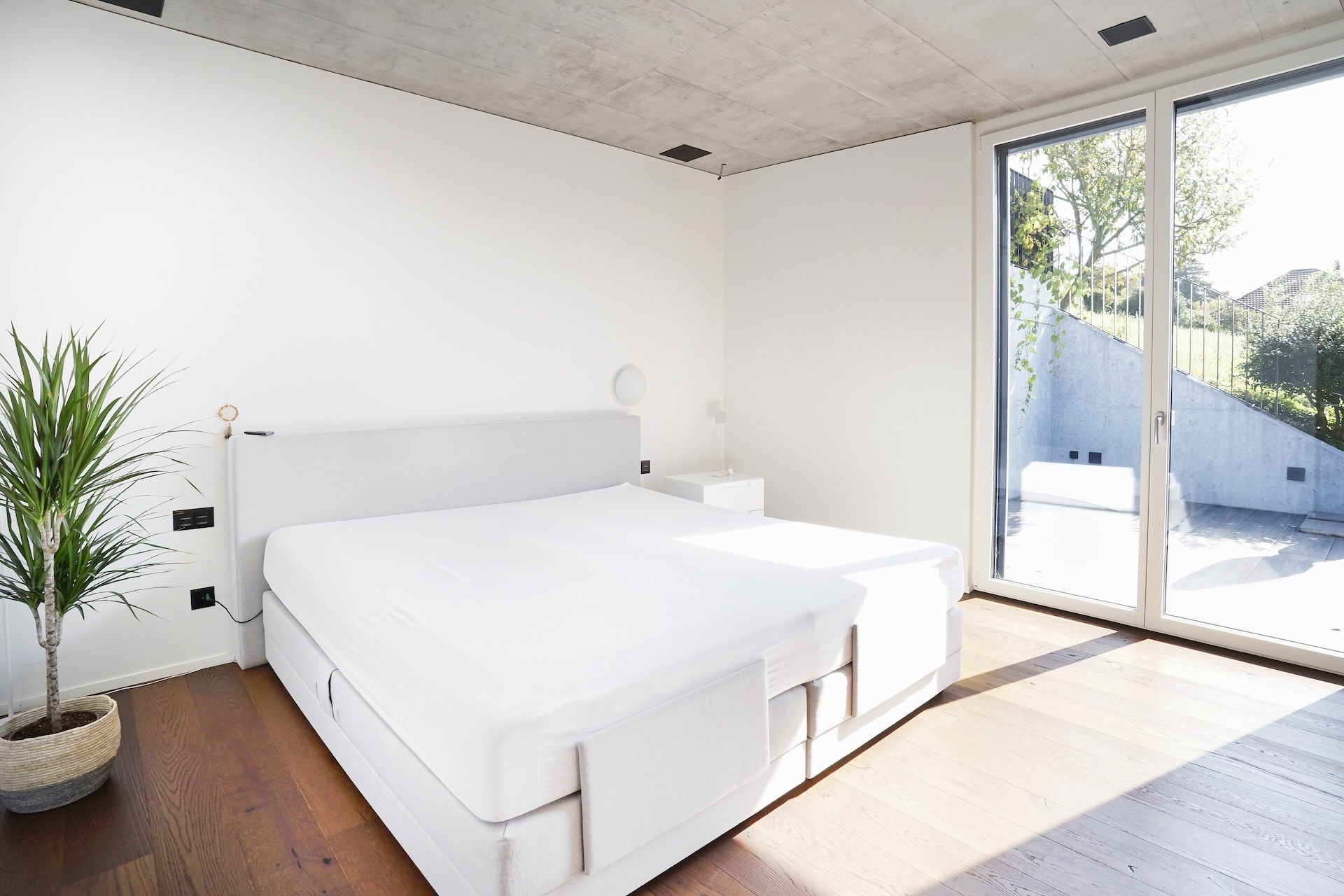 Helles modernes Schlafzimmer mit Terrasse