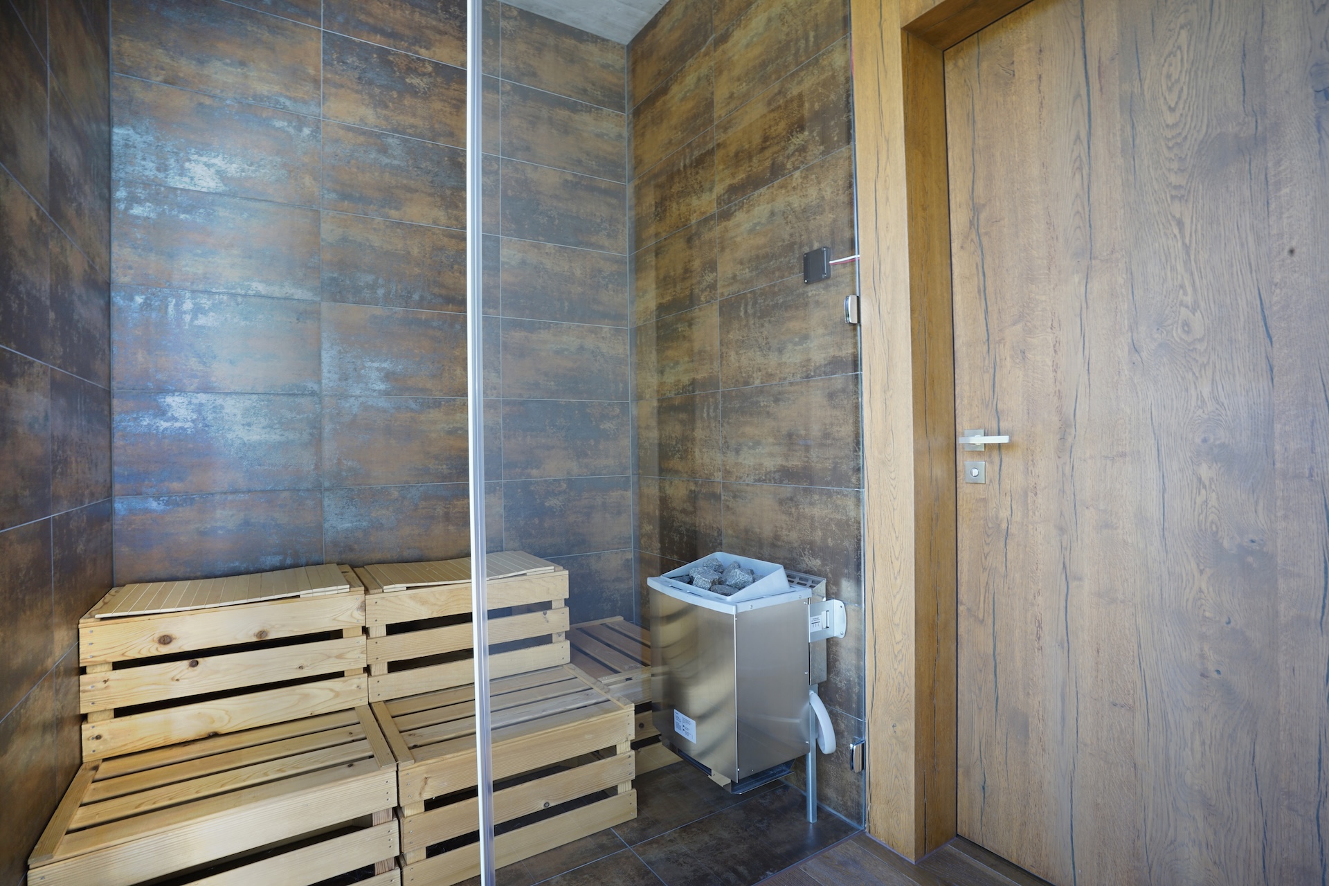 Moderne Sauna mit Holzbänken