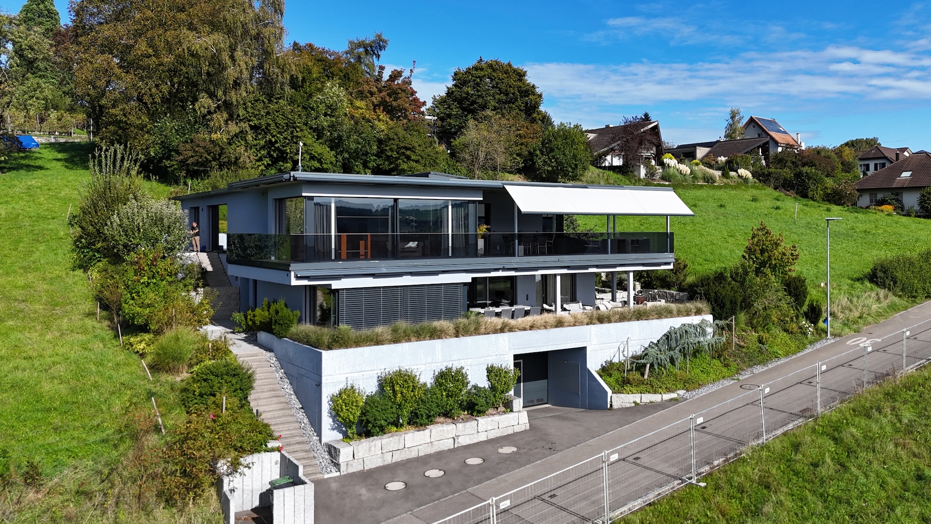 Moderne Villa in Hanglage mit Terrasse