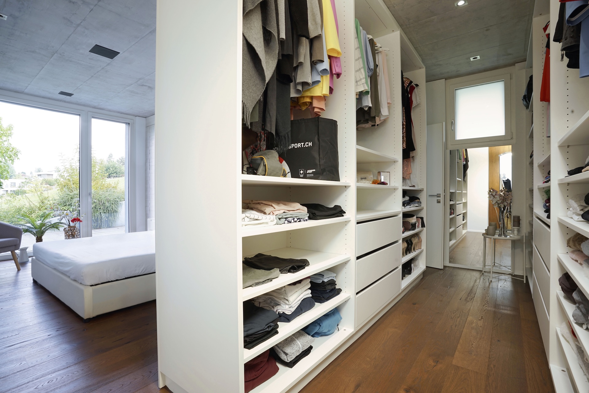 Modernes Ankleidezimmer mit Schlafzimmerblick