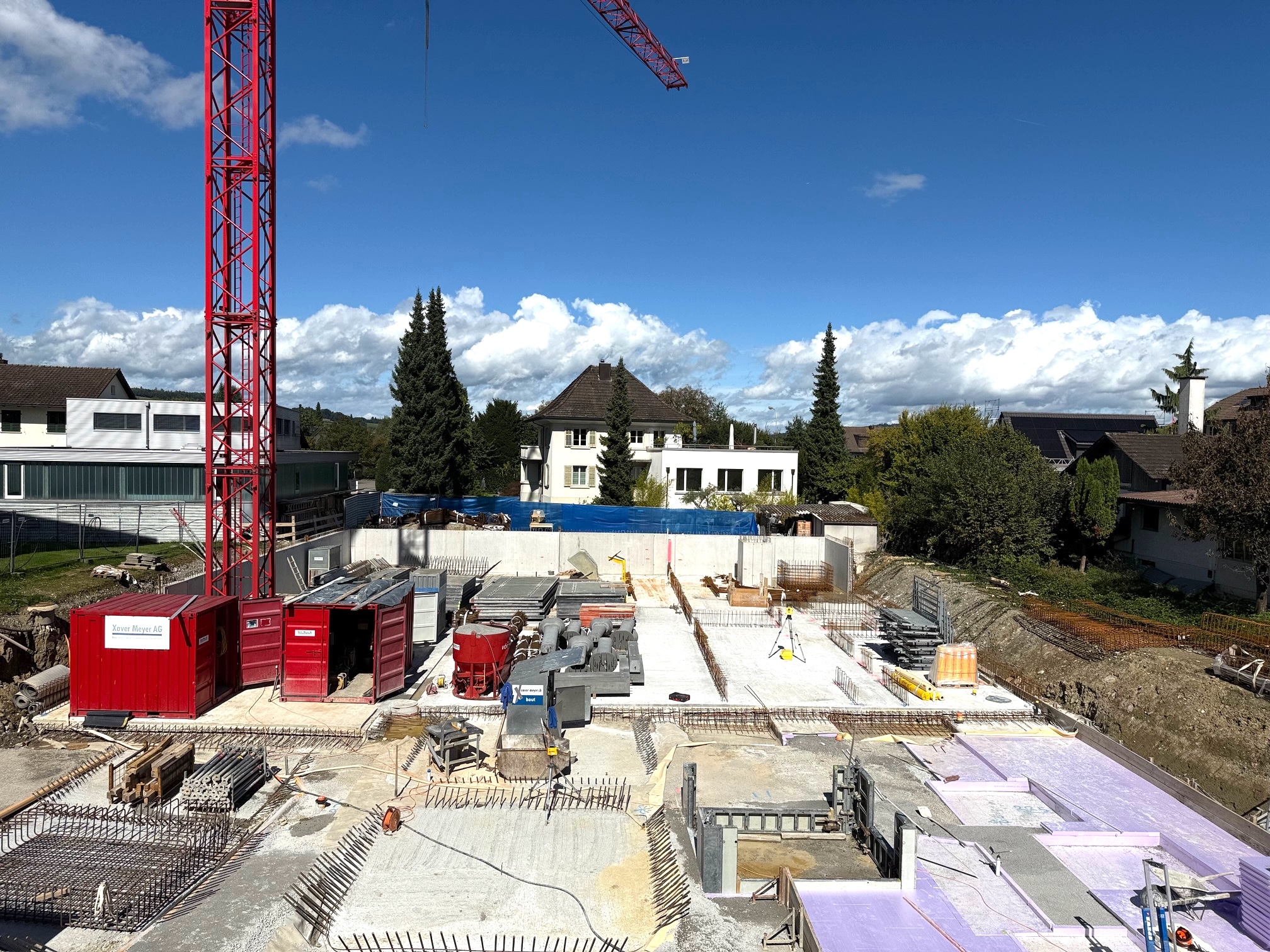 Baustelle mit Kran und Fundamentplatte