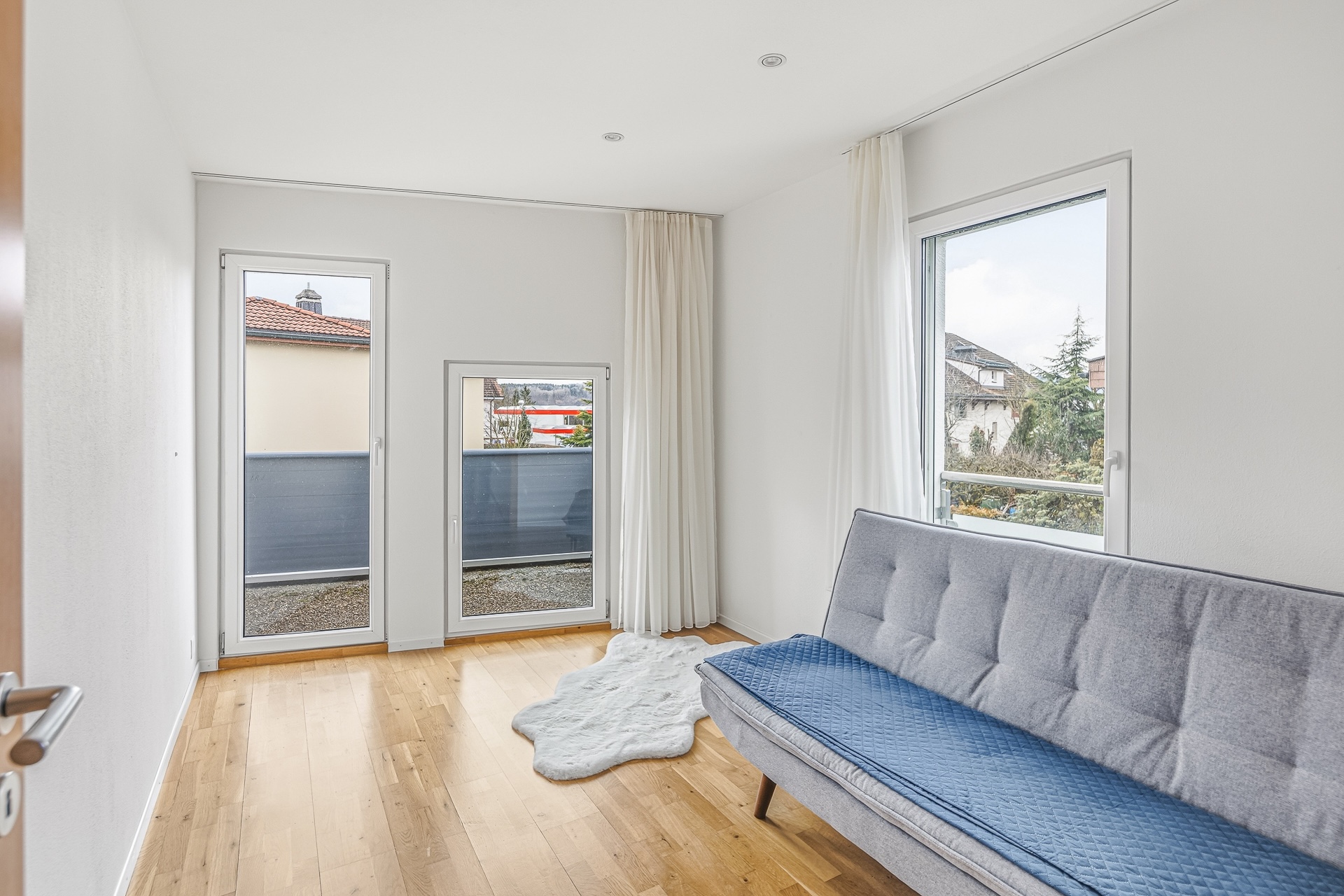 Helles, modernes Zimmer mit Balkonzugang