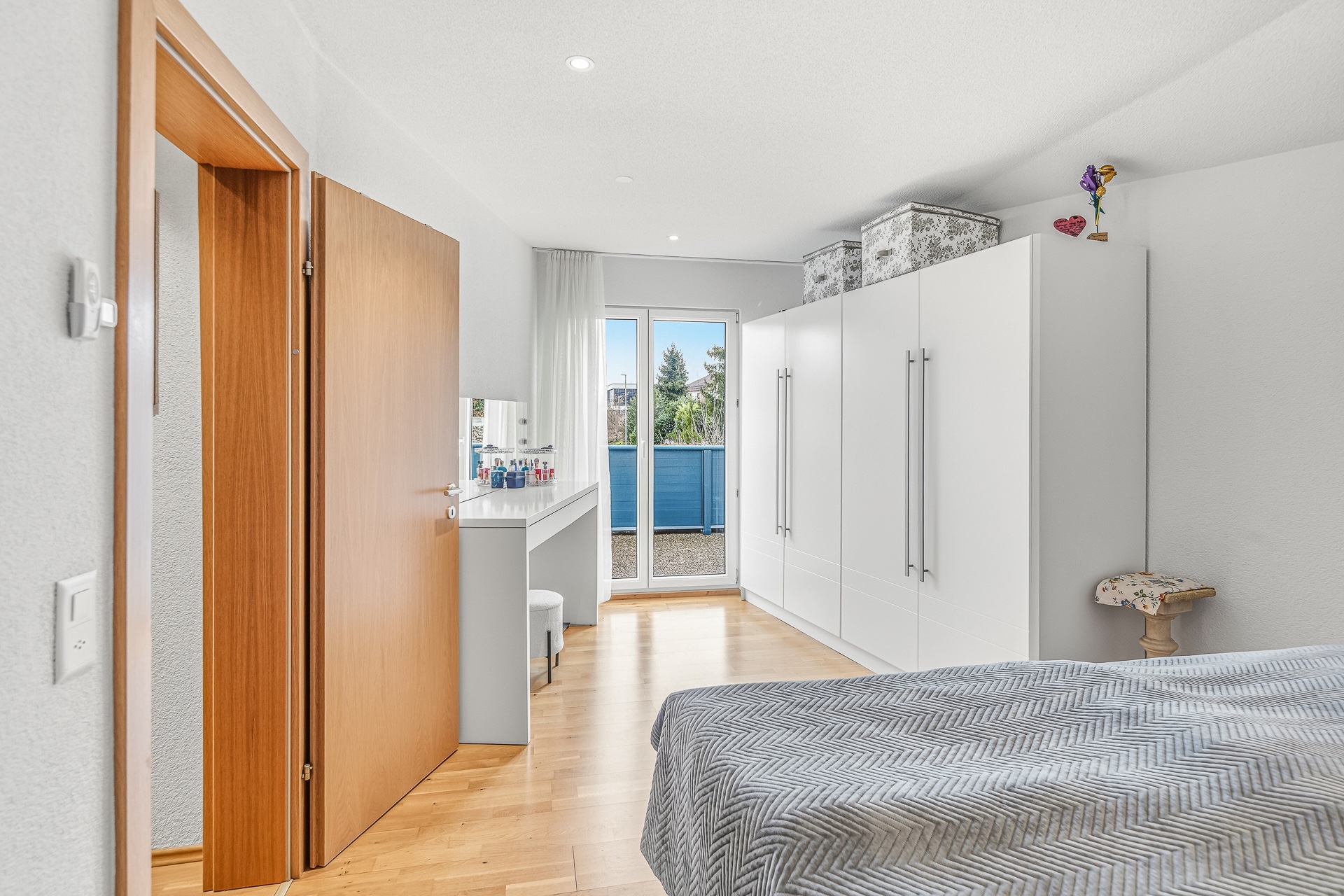 Helles Schlafzimmer mit Balkonzugang
