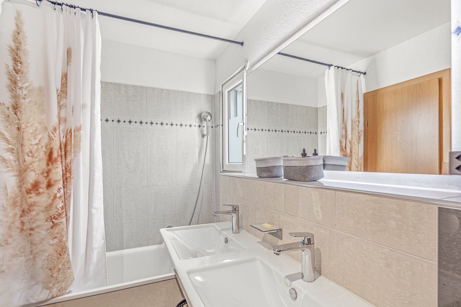 Helles Badezimmer mit Badewanne und Doppelwaschtisch