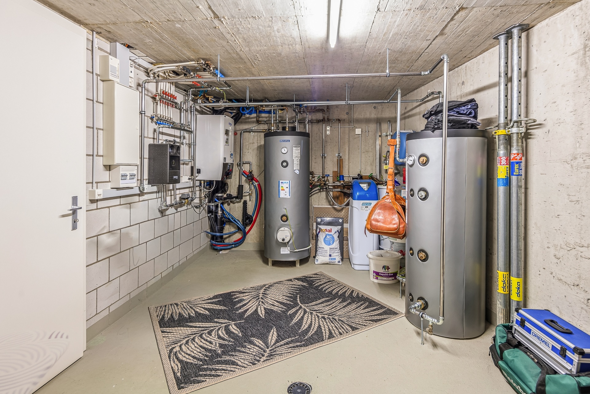 Technikraum mit Heizungs- und Speicheranlage