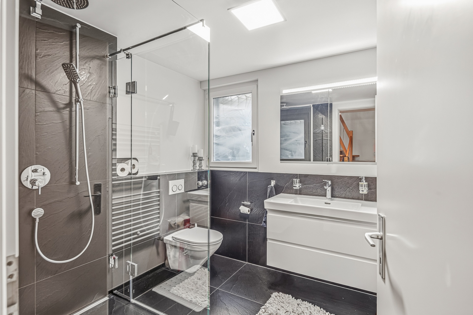 Modernes Badezimmer mit Dusche, WC und Waschtisch