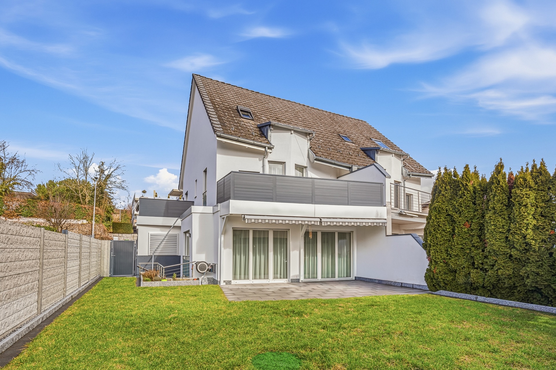 Außenansicht eines modernen Einfamilienhauses mit Garten
