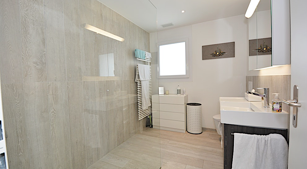 Modernes Badezimmer mit großem Doppelwaschtisch