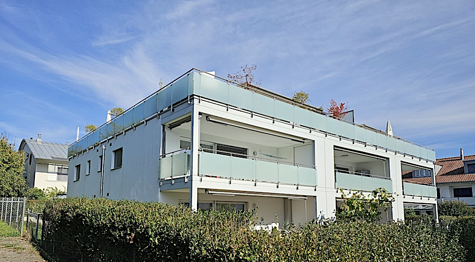 Modernes Mehrfamilienhaus mit Balkonen und Dachterrasse