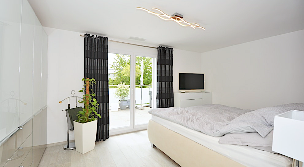 Helles modernes Schlafzimmer mit Terrassezugang