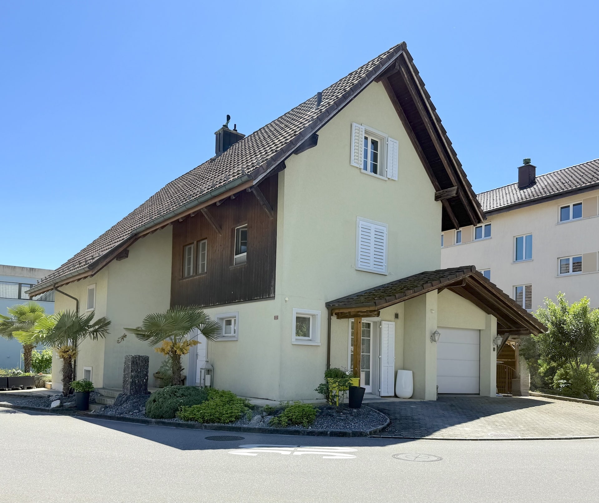 Einfamilienhaus mit Satteldach und Garten