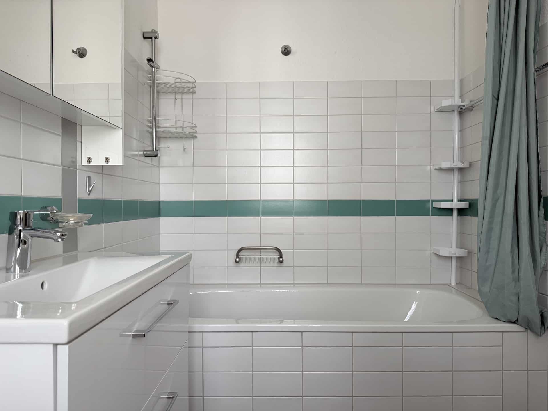 Modernes Badezimmer mit Badewanne und Dusche