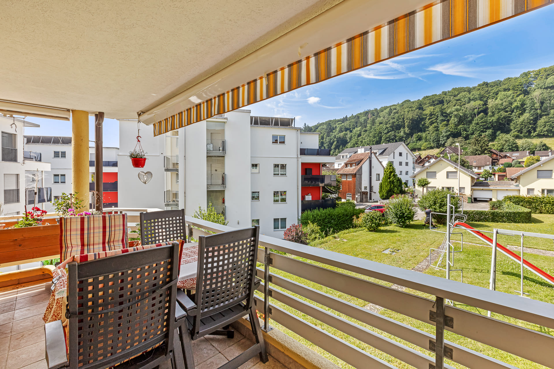Balkon mit Blick ins Wohngebiet
