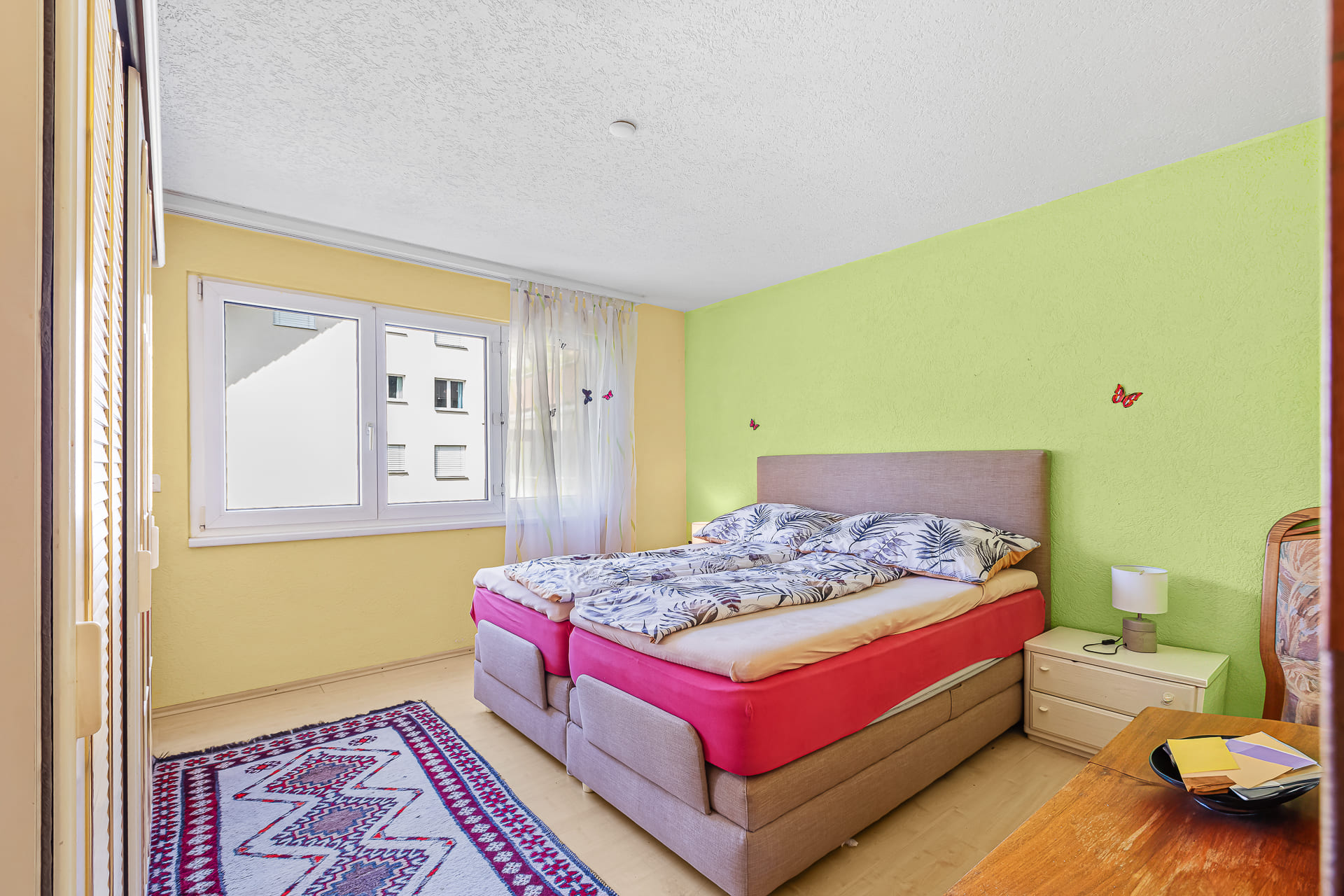 Helles Schlafzimmer mit Doppelbett
