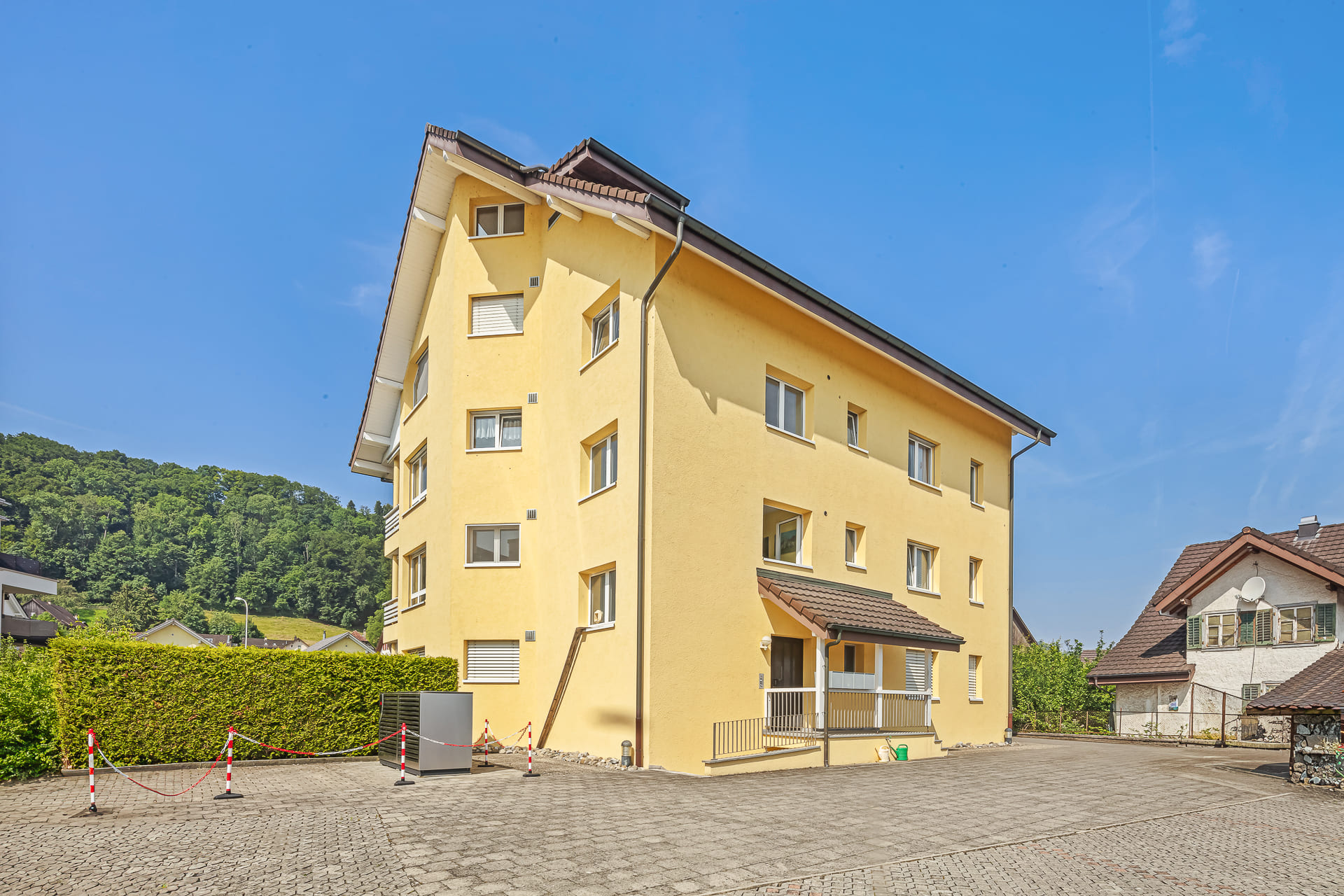 Mehrfamilienhaus mit gelber Fassade