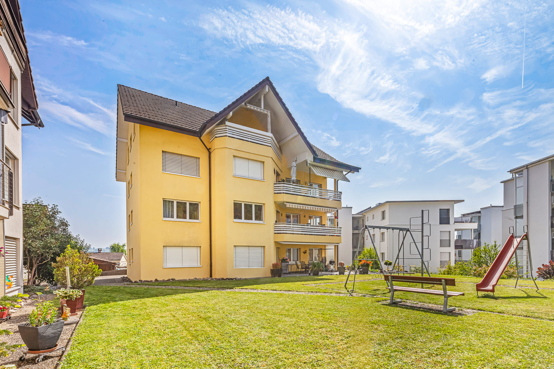 Mehrfamilienhaus mit Garten und Spielbereich