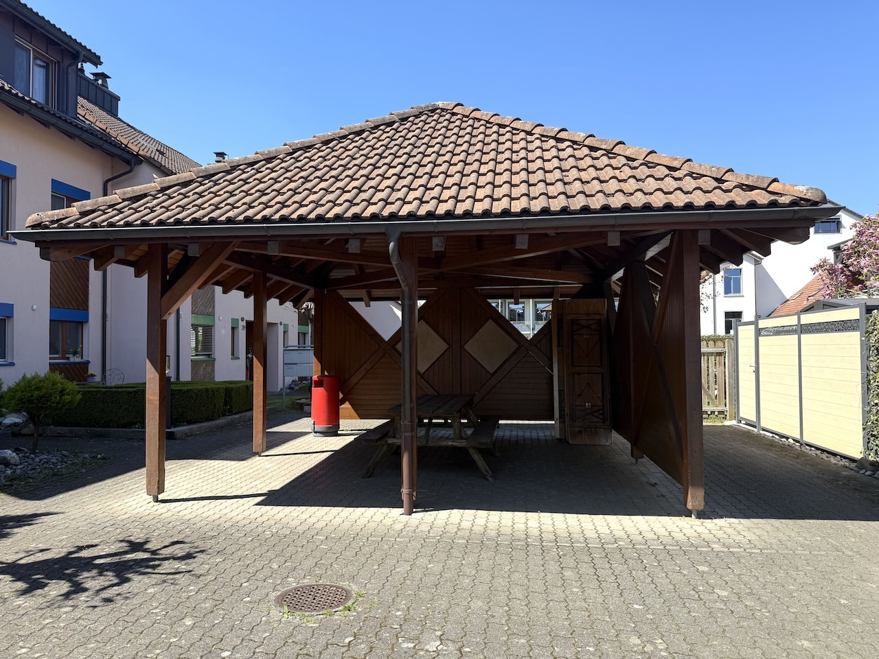 Freistehender Gartenpavillon mit Ziegeldach