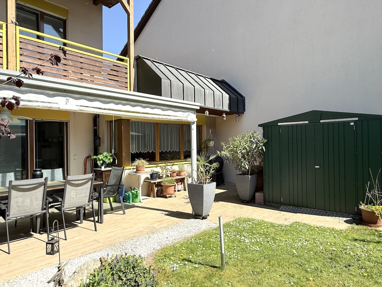 Terrasse und Fassade eines Wohnhauses
