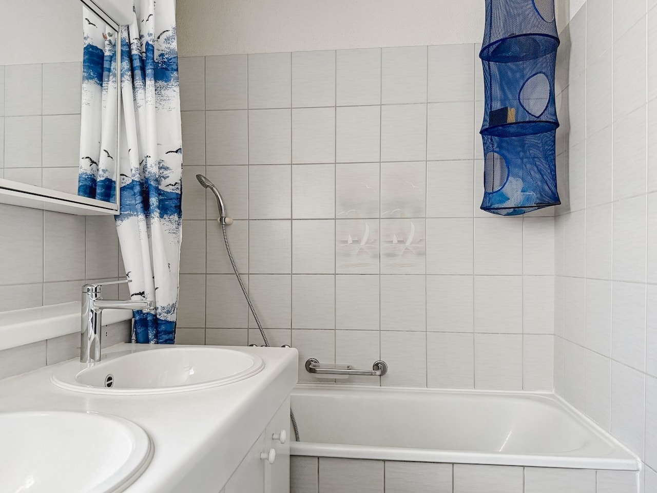 Modernes Badezimmer mit Badewanne und Waschbecken