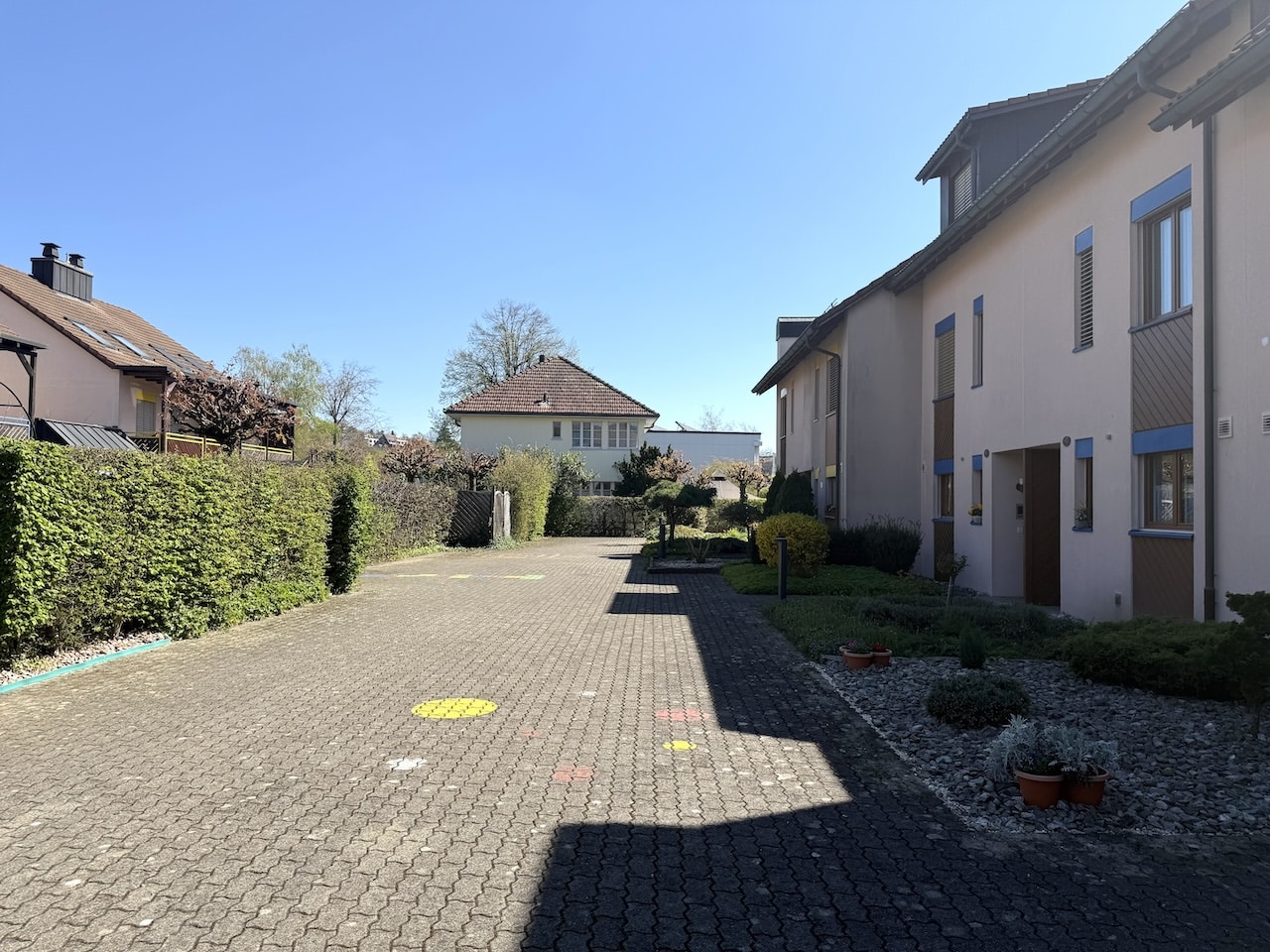 Wohnanlage mit Zufahrtsweg