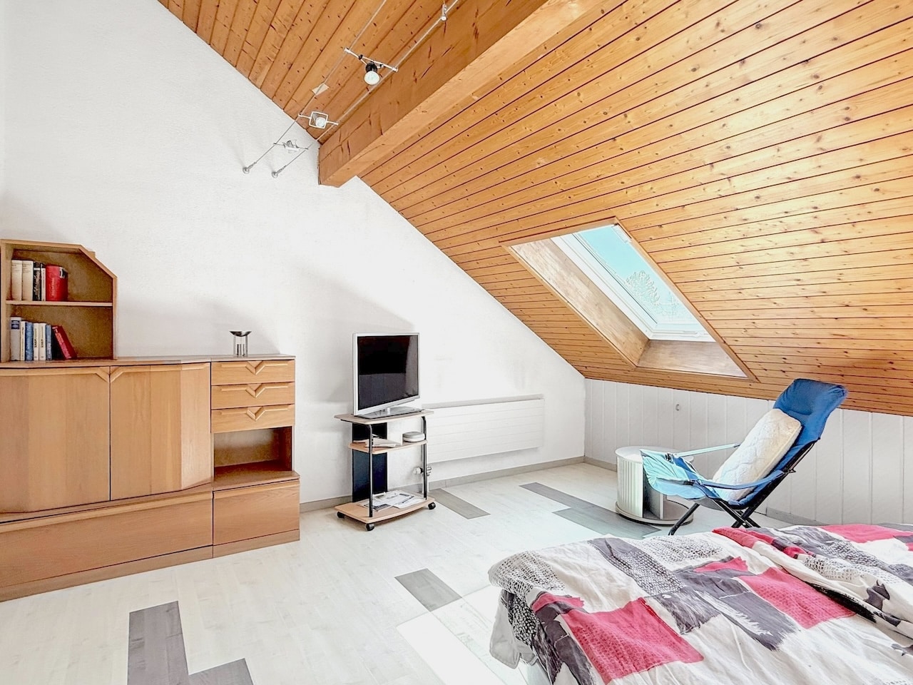 Dachgeschoss-Schlafzimmer mit Holzdecke