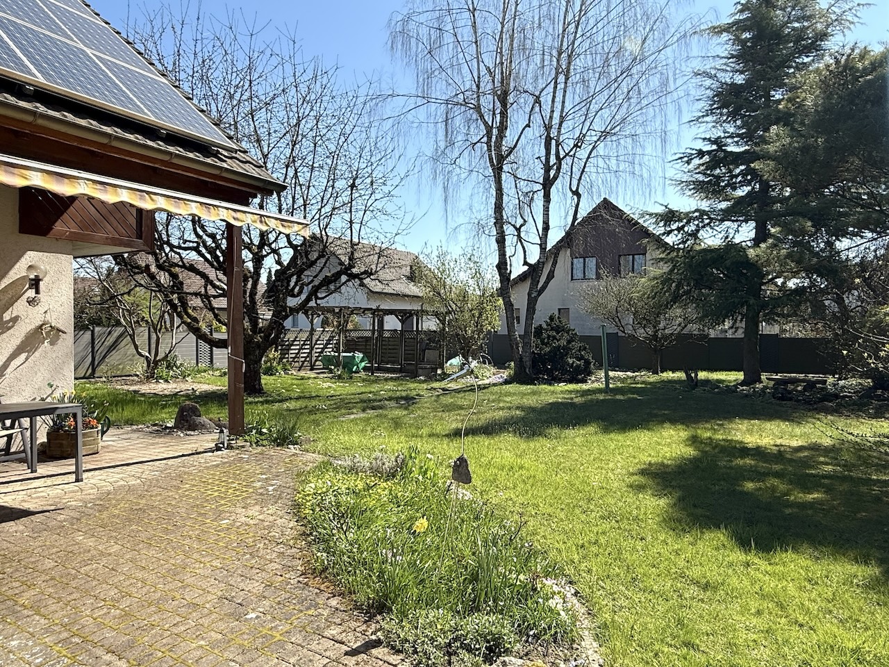 Garten mit Haus und Terrasse